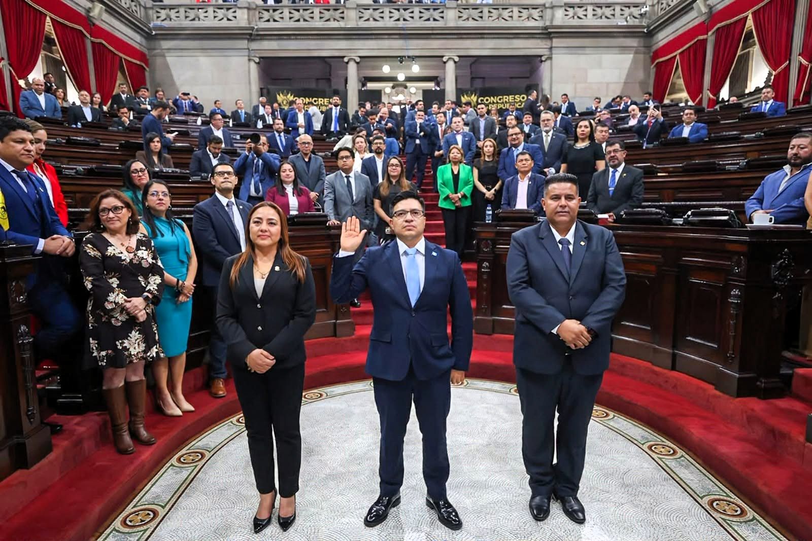 Aplanadora de 154 votos elige contralor general 2026-2030 a Elfego Castañón González